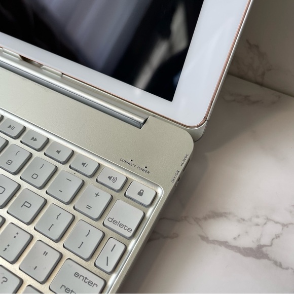 Apple iPad White/Rose Gold 32GB with Bluetooth Keyboard Case (silver/white) - Picture 4 of 14